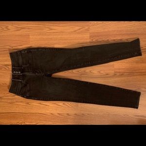 Black jeans with 3 buttons.